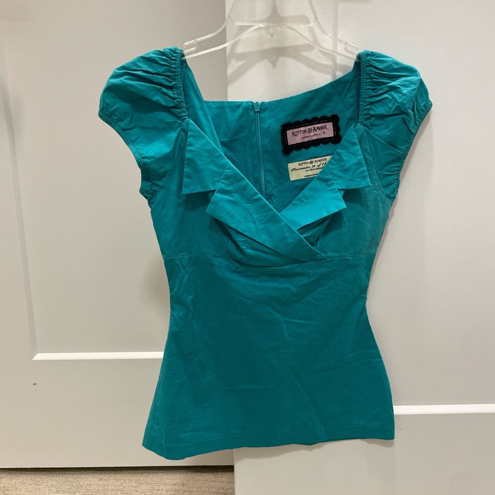 kitten d’amour size 6 turquoise sleeveless blouse with and zipper closure